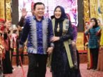 Gubernur Jambi Al Haris dan istri, Hesnidar Haris tampil langsung di Catwalk menggunakan tenun songket batik Jambi dalam acara parade Tenun Songket dan Batik Jambi yang berlangsung di auditorium Kantor Gubernur Jambi.