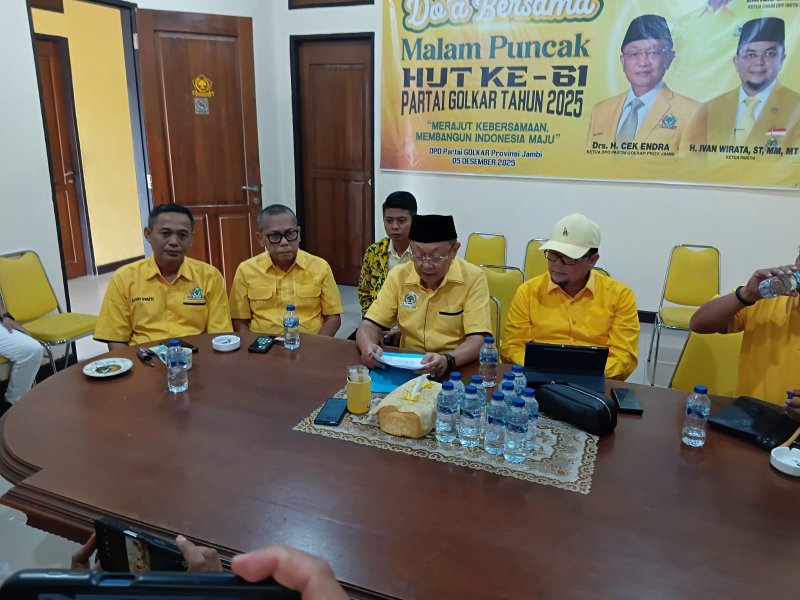 Cek Endra memberikan keterangan telah menerima salinan Surat Keputusan (SK) kepengurusan Dewan Pimpinan Daerah (DPD) I Golkar Provinsi Jambi yang diterbitkan DPP Partai Golkar.
