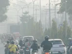 kendaraan-melintas-di-jalan-kaharuddin-nasution-pekanbaru-yang-diselimuti-kabut-asap-rabu-1282026-pagi-mhd-akhwanriau-pos-kU0bV